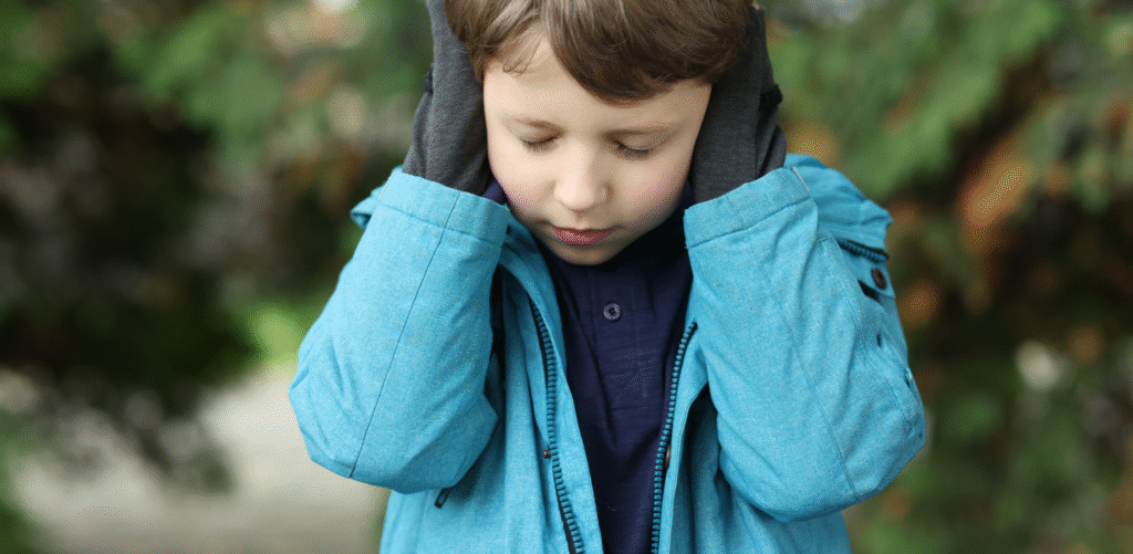 dziecko zatyka uszy autyzm